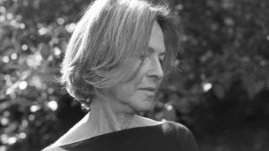 La poesía de Louise Glück entra el jardín de Cristián Warnken