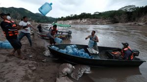 Iota llega a Centroamérica como huracán categoría 4