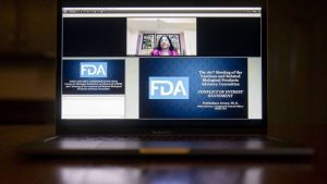 La FDA pide más información antes de aprobar la vacuna en EE. UU.