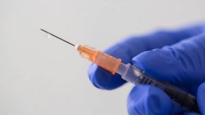 Una enfermera recibe la primera vacuna de Pfizer en Estados Unidos