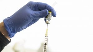 Se destapa la olla a presión en Reino Unido: aprueban la vacuna de Oxford y AstraZeneca
