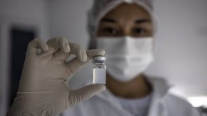 ¿Qué, cuántas y cuándo? Las claves de la vacuna china que llegará a Chile