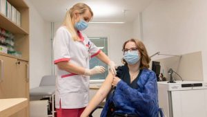 A casi 10 días del inicio: vacunación en Europa se estanca