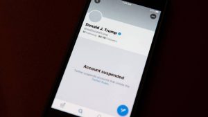 Tras bloquear a Trump, las acciones de Twitter caen