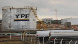 La reestructuración de YPF, la petrolera sin dólares