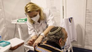 Las luchas paralelas en Israel: combatir nuevas variantes y conservar el liderazgo en vacunación