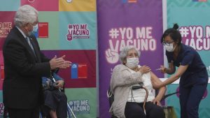 Comienza el proceso de vacunación contra el covid-19 en Chile