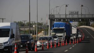 Tráfico vehicular: 61% de chilenos piensa que lo peor se lo lleva el medioambiente