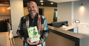 Abandono y una presunta violación revela la nueva biografía de Pablo Neruda