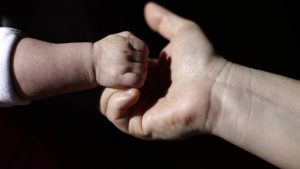 Ya es ley: los padres podrán escoger el apellido paterno o materno para sus hijos