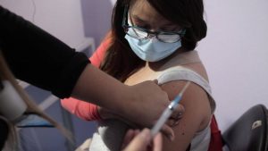 Sin vacuna y con mayor exposición: las razones en el alza de contagio en los jóvenes