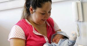 Solo un 0,2% de los permisos del postnatal se ha traspasado a los hombres en siete años