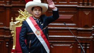 Pedro Castillo experimenta su primera crisis política en Perú