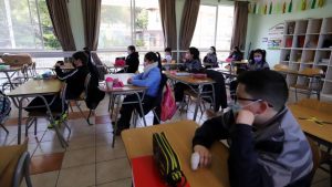 Se abre otra brecha escolar en Chile: la asistencia presencial es menor en los colegios públicos