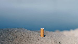 Las claves de la ley que prohíbe fumar en las playas y botar colillas en espacios públicos