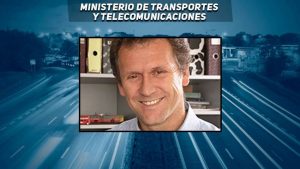 Juan Carlos Muñoz, el ministro de Transporte que viaja en bus y bicicleta