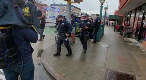 [VIDEO] Brooklyn 25 th street - policías saliendo de estación