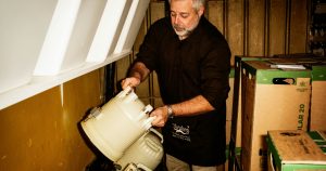 Bares se cambian a barriles plásticos para aumentar su ganancia