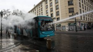Otro bus quemado en la Alameda: se registran incidentes en manifestación de secundarios