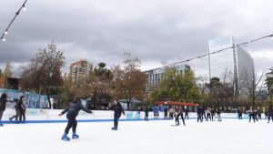 Alcaldesa Daniela Peñaloza inaugura pista de patinaje de hielo al aire libre en Las Condes