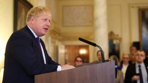 Boris Johnson dimite al cargo de primer ministro británico