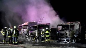 Ataque incendiario deja camioneta y máquinas forestales quemadas en Paredones