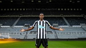 Alexander Isak es presentado en el Newcastle por 70 millones de euro