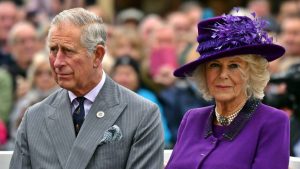 Rey Carlos III llega al Palacio de Buckingham y se prepara para su primer discurso como monarca