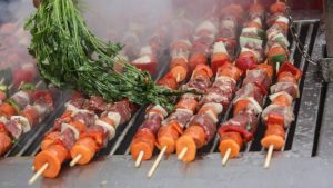 Precaución con el pebre y las carnes rojas: las recomendaciones nutricionales para adultos mayores en estas Fiestas Patrias