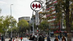 Cierre Plaza Baquedano: manifestantes bloquean el tránsito en Zona Cero y clausuran el Metro