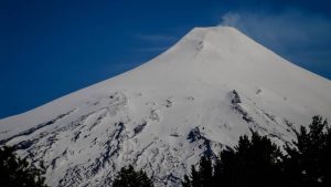 Volcán Villarrica presenta alta actividad en las últimas horas