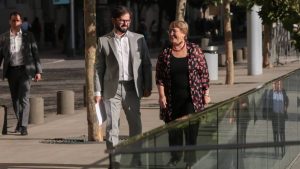 Bachelet llama a dejar atrás 