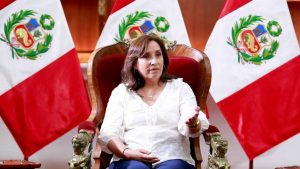 Nueva presidenta de Perú propone adelantar elecciones generales a abril de 2024