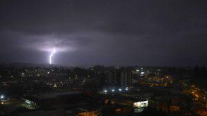 Decretan alerta preventiva para 10 comunas por tormentas eléctricas