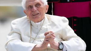 Papa Francisco llama a rezar por Benedicto XVI: 