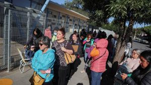 Cientos de padres hacen filas en colegios para conseguir cupos