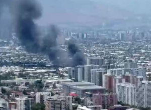 Incendio en fábrica de plástico en San Joaquín: columna de humo afecta a la capital