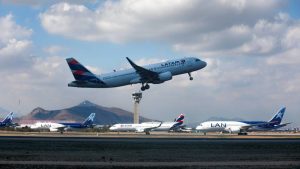 Sernac: Pasajeros pueden pedir devolución de tasas de embarque de vuelos no concretados entre 2015 y 2021