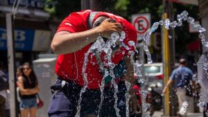 Ola de calor en Santiago: Anuncian temperaturas sobre los 34 grados para este fin de semana