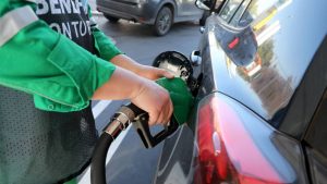 Hasta 30 pesos por litro: fuerte caída en el precio de los combustibles