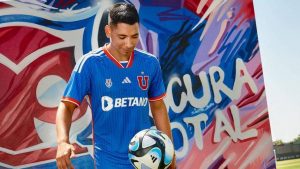 Presentan nueva camiseta de la Universidad de Chile para la temporada 2023