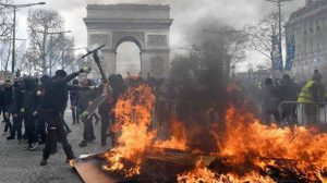 Decisión de Macron por reforma de pensiones intensifica protestas en Francia