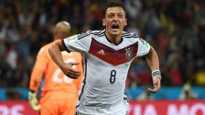 El futbolista alemán Mesut Özil anuncia su retirada del fútbol profesional