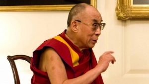 Dalai Lama pide disculpas por pedirle a niño que le 