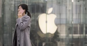 Producción de iPhone saldría de China si aranceles llegan a 25%