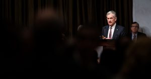 Fed eleva tasas y recorta pronósticos de alzas en 2019