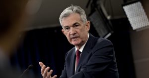 Asesor de Trump afirma que presidente de la Fed no corre peligro