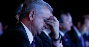 Viaje de ministro Larraín complica a La Moneda
