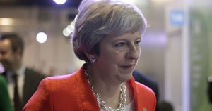 May sufre dura derrota en votación sobre acuerdo para el Brexit