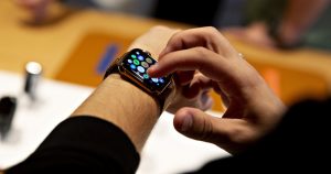 Google invierte millones para competir con Apple en relojes